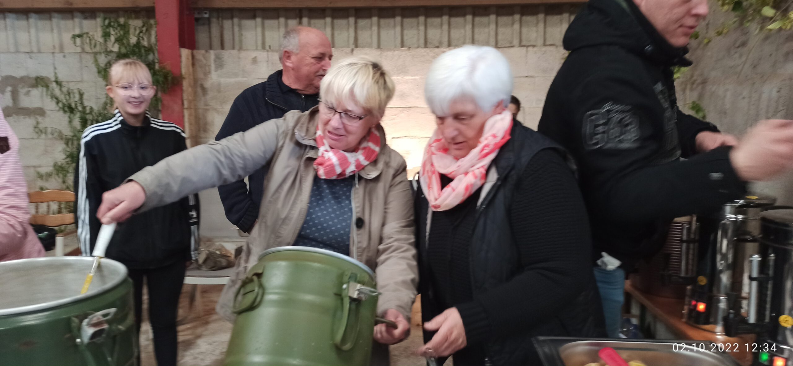 Elke Knie schenkt Suppe aus (im Hintergrund Wolfgang Knie)